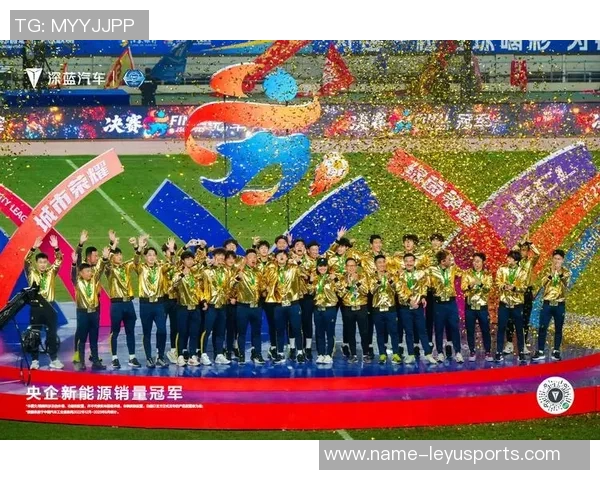 海港庆祝20周年纪念徽标增添冠军奖杯象征辉煌成就